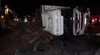 Antalya'da Kamyon Otomobile Çarptı, Yol 3 Saat Kapalı Kaldı