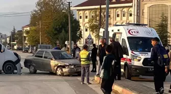 Bursa'da Otomobil ve Servis Minibüsü Çarpıştı: Bir Yaralı