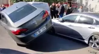 Diyarbakır'da Park Halindeki Araçların Üzerine Çıkan Otomobil Şaşırttı
