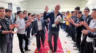 Emekli Öğretmen Bayram Aktaş, Öğrencileri ve Meslektaşları Tarafından Uğurlandı