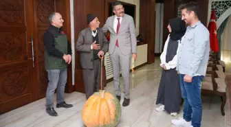 Hakkari'de 50,5 Kilogram Ağırlığında Bal Kabağı Yetiştirildi