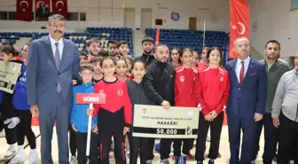Hakkari'de Amatör Spor Kulüplerine Nakdi Destek Programı Düzenlendi