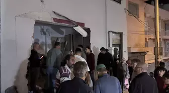 Freni Boşalan Kamyon Apartmanın Duvarına Çarptı