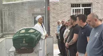 İzmir'de Kocası Tarafından Tabancayla Öldürülen Kadın Toprağa Verildi