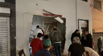 İzmir'de Kamyon Apartmana Girdi, Kaza Anı Güvenlik Kamerasında