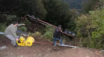 Kastamonu'da Tır Şarampole Devrildi, Sürücü 2 Saatte Kurtarıldı
