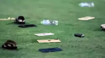 Katar'da olaylı maç! Sahaya atılanlar görülmemiş cinsten