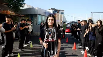 Kick Boks Dünya Şampiyonu Elif Ceren Uzunçakmak’a Okulunda Sürpriz Karşılama