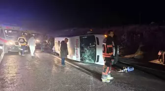 Malatya'da Minibüs ile Hafif Ticari Araç Çarpıştı: 14 Yaralı