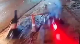 Motosikletli gençlerin havada savrulduğu kaza kamerada