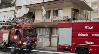 Antalya'da Yangın Çıkan Evdeki Muhabbet Kuşu Kurtarıldı
