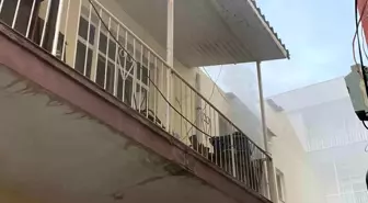 Antalya'da Yangın Çıkan Evdeki Muhabbet Kuşu Kurtarıldı