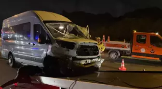 Beykoz'da Servis Minibüsü Römorkun Devrilmesiyle Devrildi, 3 Yaralı