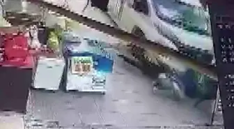 Adana'da Kontrolden Çıkan Minibüs Kaldırıma Çıktı, 2 Kişi Yaralandı