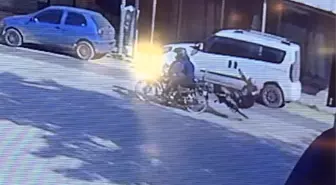 İnegöl'de Motosiklet ve Bisiklet Çarpıştı: 2 Yaralı