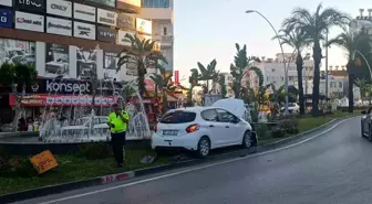 Manavgat'ta Kontrolden Çıkan Otomobil Sinyal Direğini Devirdi