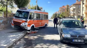 Otomobille çarpışan yolcu minibüsü kaldırıma çıktı: 3 yaralı