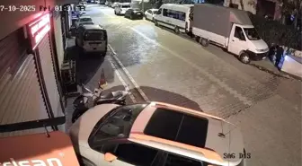 Esenyurt'ta Sokakta Ateş Yakan Şahıs Kaçtı, Araç Yanlışlıkla Alev Aldı