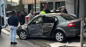 İnegöl'de Kontrolden Çıkan Otomobil Beton Direğe Çarptı