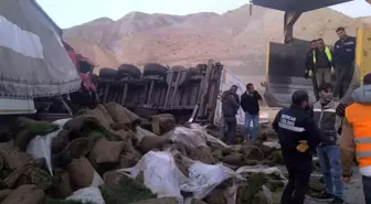 Erzincan'da İki Tır Çarpıştı: İki Sürücü Yaralandı