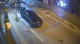 Yalova'da kaza anı kamerada! Otomobil park halindeki araca çarptı, 3 yaya son anda kurtuldu