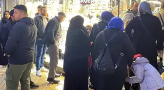 Kuyumcuların önünde altın kuyruğu