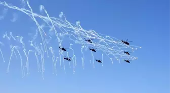 Çin Helikopter Fuarı'nda Akrobasi Gösterisi