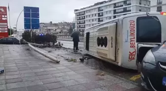 Büyükçekmece'de Yolcu Minibüsü Devrildi: 2 Yaralı