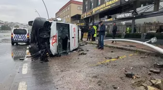 Büyükçekmece'de Minibüs Devrildi, 2 Yaralı