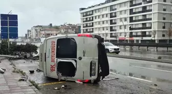 Büyükçekmece'de Yolcu Minibüsü Devrildi: 2 Yaralı
