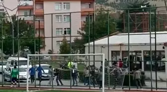 Futbolcu Taraftarlara Bıçakla Saldırdı