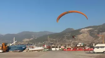 Yükseklerden Müziğe Yolculuk: Yamaç Paraşütüyle Darbuka Keyfi