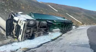Konya'da Tır Devrildi, Sürücü Yaralandı