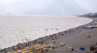 Antalya'da Soğuk Havaya Rağmen Konyaaltı Sahili Dolu