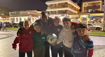 Antoine Makoumbou, Çocuklarla Futbol Oynadı