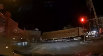 Trafik Işığında Bekleyen Araç Tırın Dorsesinin Açılmasıyla Tehlike Atlattı