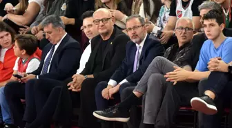 Anadolu Efes, Karşıyaka'yı Mağlup Ederek Galibiyet Serisini Sürdürdü