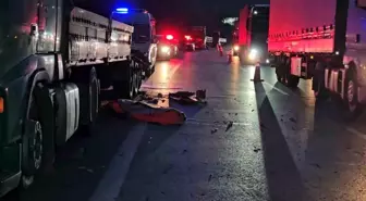 Sakarya'da Tır Lastiğini Değiştirirken Diğer Tırın Çarpmasıyla Hayatını Kaybetti