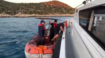 Antalya'da Kayalıkta Mahsur Kalan Alman Turist Kurtarıldı