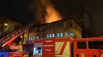 Kayseri'de Koca, Eşine Sinirlenip Binanın Çatısını Yaktı