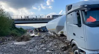 Hatay'da Şiddetli Yağışlar Yolları Kapattı