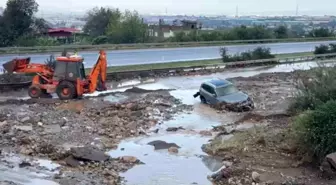 Hatay'da Şiddetli Yağışlar Heyelana Neden Oldu, Otoyol Kapanınca Araçlar Mahsur Kaldı