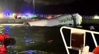 Boeing 747 Kargo Uçağı İniş Sırasında Yer Aracına Çarparak Denize Sürüklendi