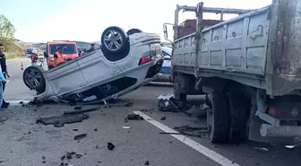Sancaktepe'de otomobil kamyonete çarptı, 2 yaralı