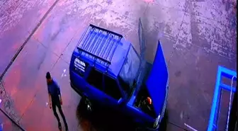 Alaşehir'de Alev Alan Otomobilden Aile Kurtuldu