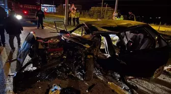 Aydınlatma Direğine Çarpan Otomobilin Sürücüsü Yaralandı