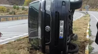 Sivas'ta Minibüs Devrildi: 2 Yaralı