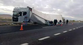 Sivrihisar'da Sebze Yüklü Tır Devrildi: Sürücü Yaralandı