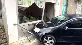 Tekirdağ'da Trafik Kazası: Otomobil Dükkana Girdi
