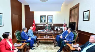 Eskişehir Valisi Hüseyin Aksoy, Muhtarlar Günü'nde Plaket Takdim Etti